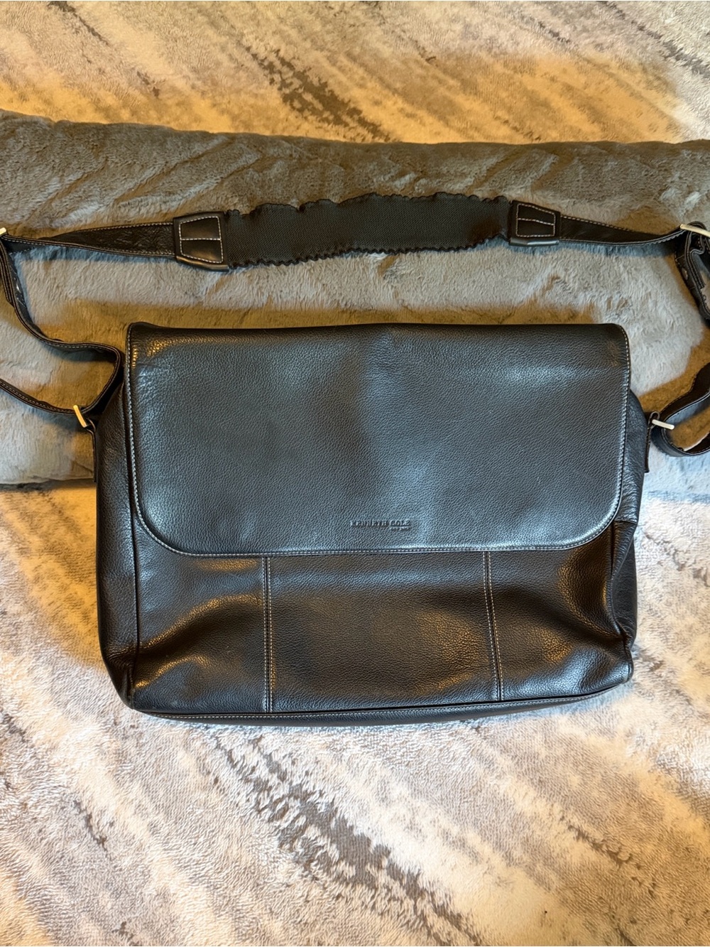 Kenneth Cole Black Pebbled Leather Messenger Computer Bag
